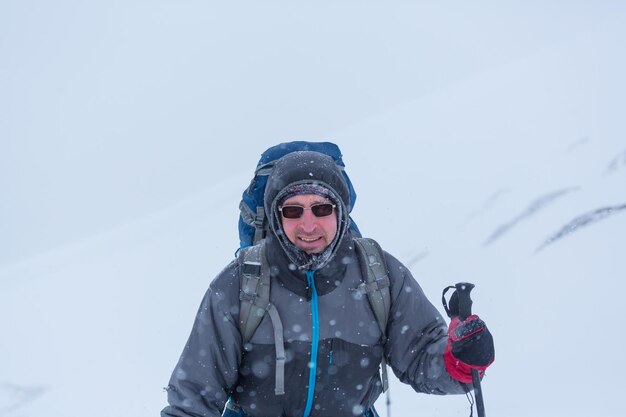 Escursionista nella stagione invernale