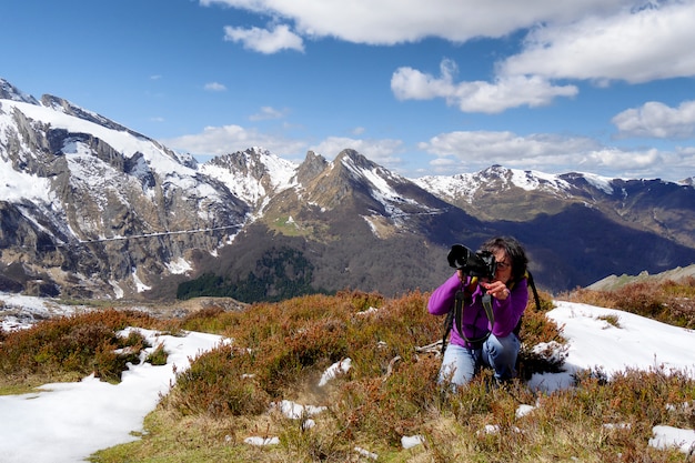 Hiker с камерой фотографируя красивая гора