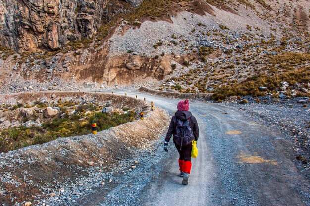 Foto donna escursionista su una strada sterrata raura a oyon perù
