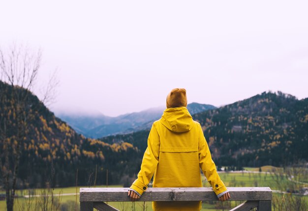 Photo hiker woman enjoying cold weather and beauty of wild nature outdoors freedom lifestyle