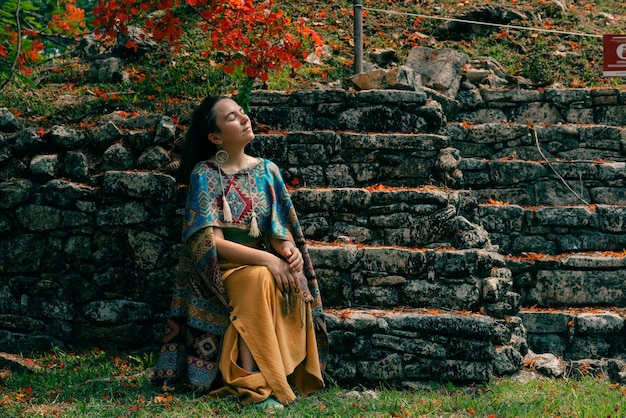 Foto una donna escursionista che guarda le antiche rovine dei maya