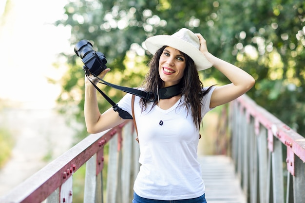 写真 ミラーレスカメラで写真を撮るハイカーの女性