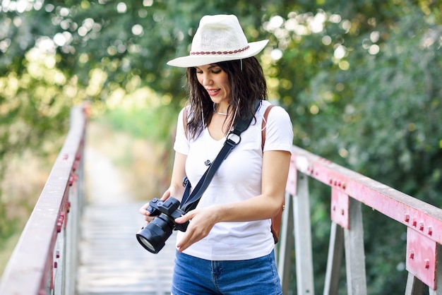 写真 ミラーレスカメラで写真を撮るハイカーの女性