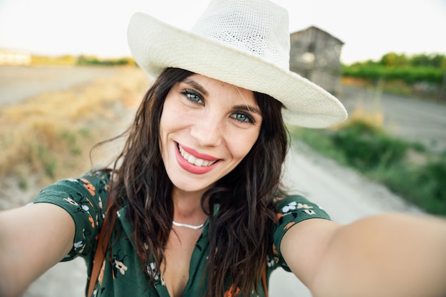 Photo hiker young woman taking a selfie photograph outdoors