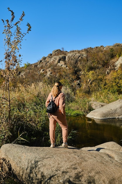 Photo hiker young woman with backpack on trekking trail