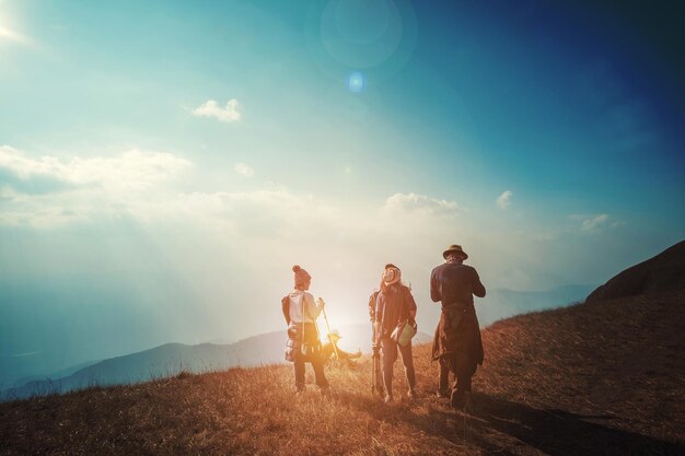 Photo hikers on field against blue sky