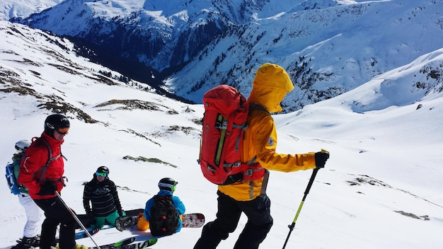 Photo hikers on snowcapped mountain