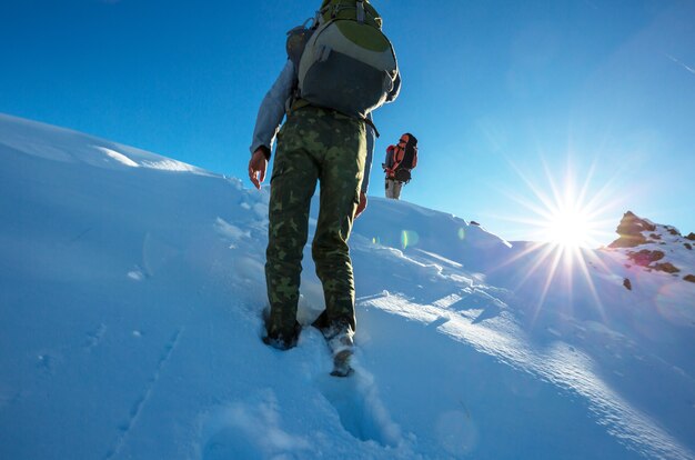 Escursionisti in montagna d'inverno