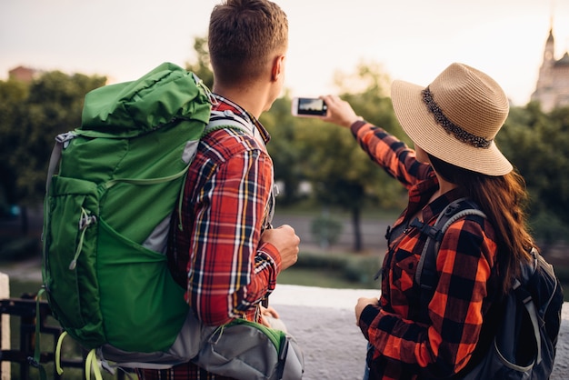 Gli escursionisti con gli zaini fanno selfie in escursione