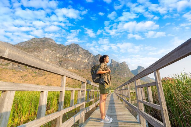 Hiking. Aziatische vrouwelijke wandelaars dragen zware rugzakken op wandelpaden. Leef een gezond leven