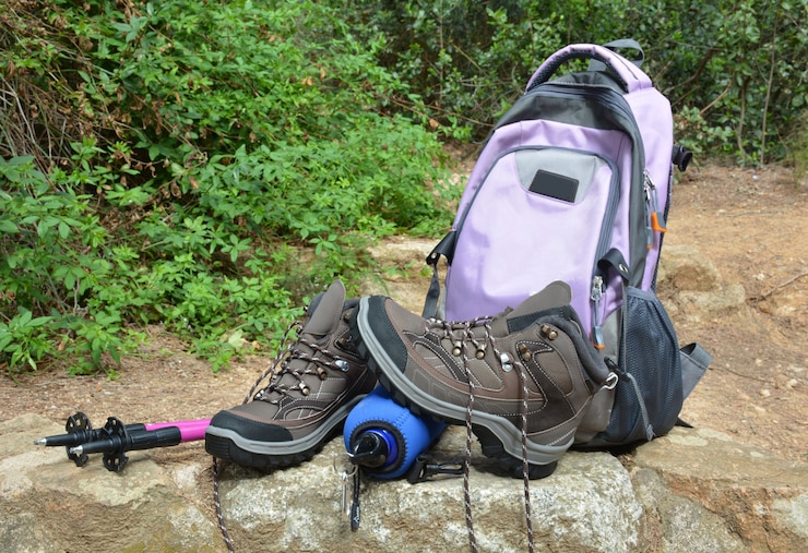 Photo hiking boots and backpack positions in nature