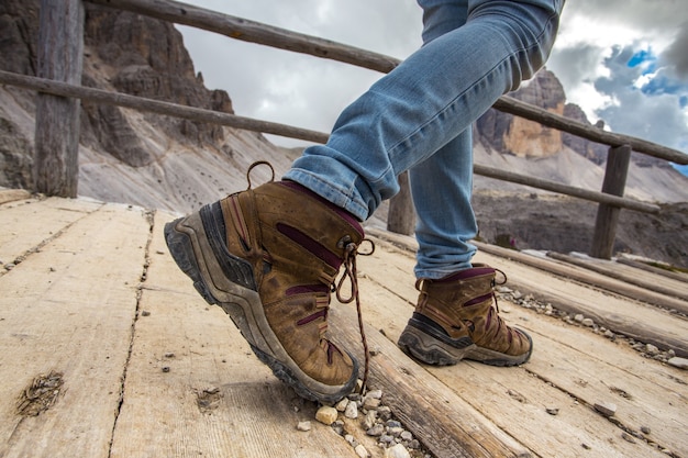 Foto primo piano delle scarpe da trekking. turista che cammina sul sentiero. italia
