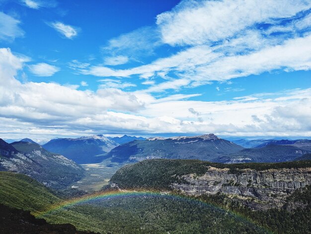 Foto escursione sul cerro tronador sopra un arcobaleno verso un ghiacciaio che si affaccia su una valle