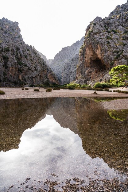 Photo hiking holidays mallorca spain beautiful picture with landscape of serra de tramuntana mountains in the island of majorca in mediterranean sea paradise for bikers adventure travel