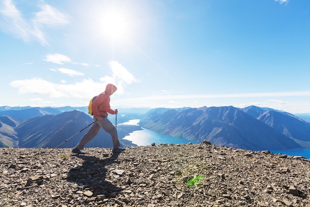 캐나다 산에서 하이킹 남자입니다. 하이킹은 북미에서 인기 있는 레크리에이션 활동입니다. 그림 같은 산책로가 많이 있습니다.