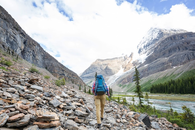 カナダの山でハイキングをする人。ハイキングは、北米で人気のあるレクリエーション活動です。
