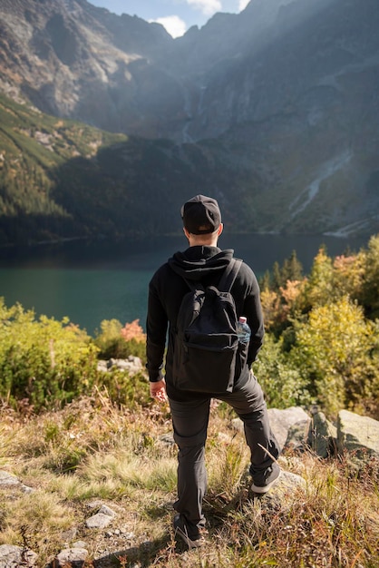 ハイキングの人はアウトドアライフスタイルを旅行します。山の風景で若い旅行者のハイカー