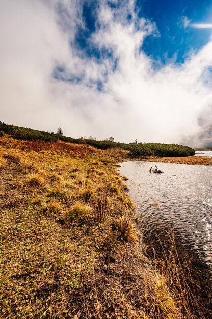 国立公園でのハイキング High Tatras HiIking to biele pleso 近くの zelene pleso 山の Vysoke Tatry Slovakia