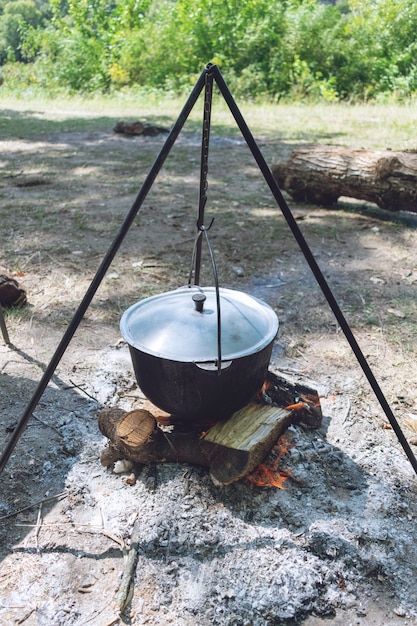 Hiking pot, Bowler in the bonfire