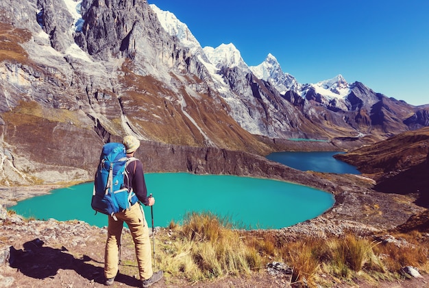 Photo hiking scene in cordillera mountains, peru