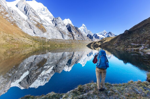 Scena di escursionismo nelle montagne della cordillera, perù