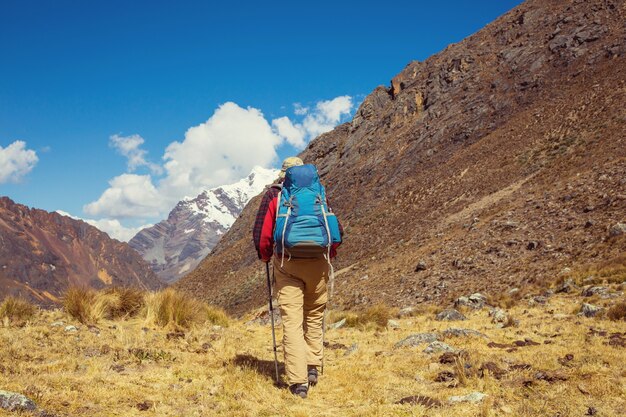 Scena di escursionismo nelle montagne della cordillera, perù