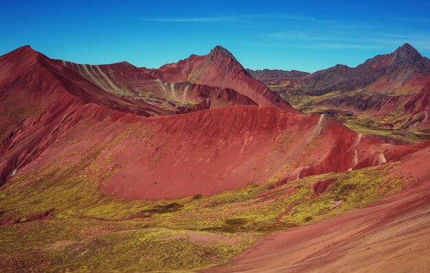 Photo hiking scene in vinicunca, cusco region, peru. montana de siete colores,  rainbow mountain.