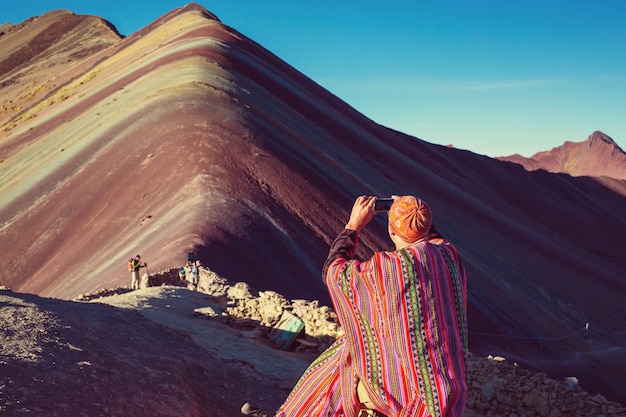 Photo hiking scene in vinicunca, cusco region, peru. montana de siete colores,  rainbow mountain.