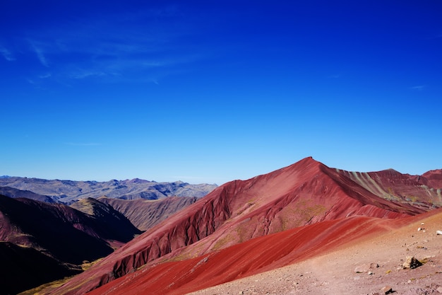 Photo hiking scene in vinicunca, cusco region, peru. montana de siete colores,  rainbow mountain.