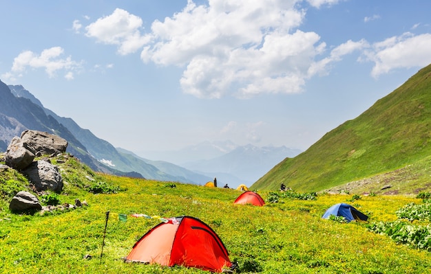 산에서 하이킹 텐트