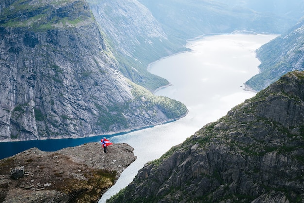 사진 ringedalsvatnet 호수 를 볼 수 있는 trolltunga 절벽 으로 산책