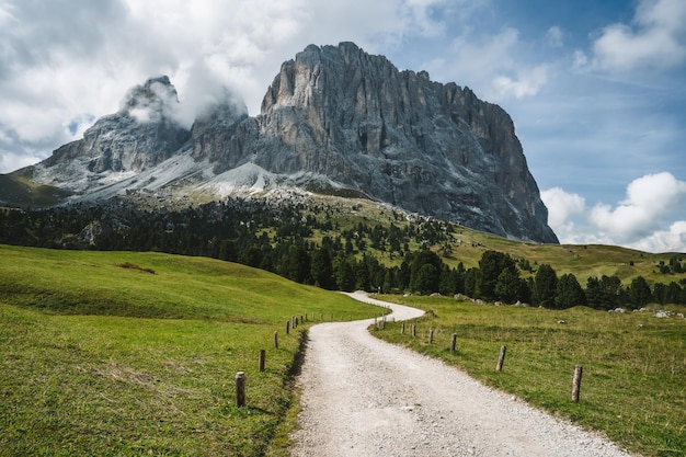 여름철 하이킹 여행 동안 Sassolungo Langkofel 풍경의 하이킹 코스 Val Gardena Dolomite