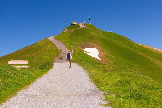 Photo hiking trail to summit of mountain mannlichen with popular viewpoint in swiss alps switzerland