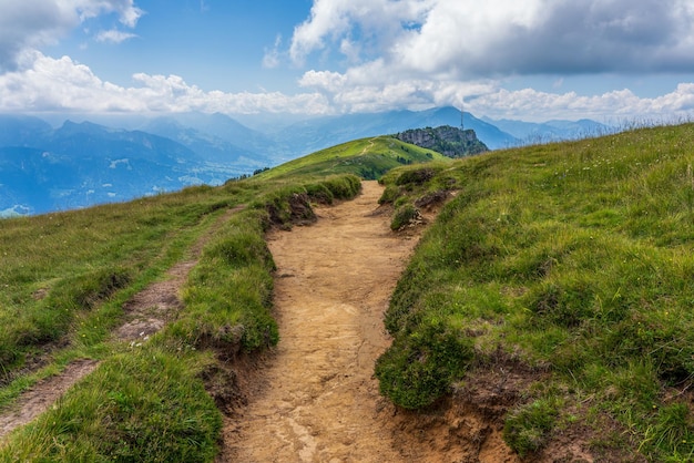 Foto sentiero escursionistico nelle montagne svizzere