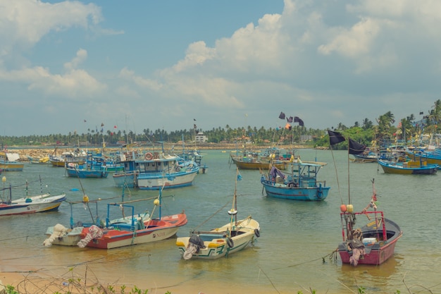 Hikkaduwa, Sri Lanka. Houten vissersboten op de kust.