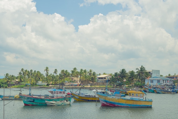 スリランカ、ヒッカドゥワ。海岸に木造漁船。
