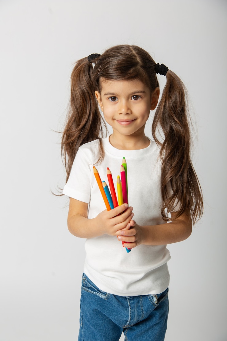 Photo hilarious cute baby with pencils