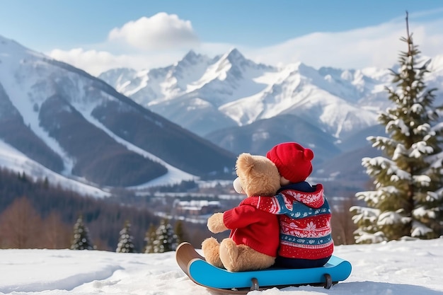 Hild met speelgoed teddybeer zit op een slee en kijkt naar de winter besneeuwde bergen winter familie vakantie