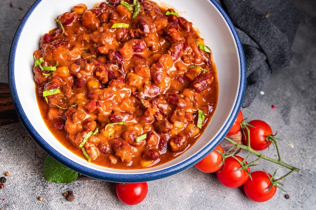 Foto hili con carne fagioli, mais, carne, salsa di pomodoro pasto sano spuntino sul tavolo copia spazio cibo