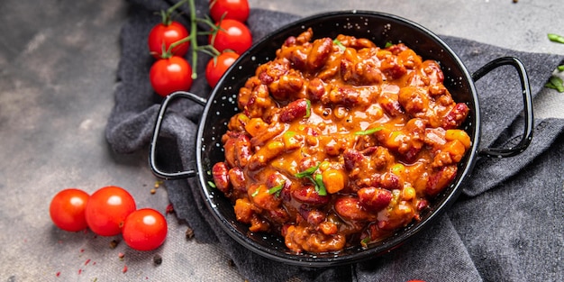 힐리 콘 카르네 콩, 옥수수, 고기, 토마토 건강한 식사 음식 스낵 테이블 복사 공간 음식