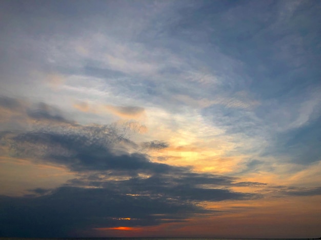 Luce dorata di hilight nel riflesso del cielo alla nuvola