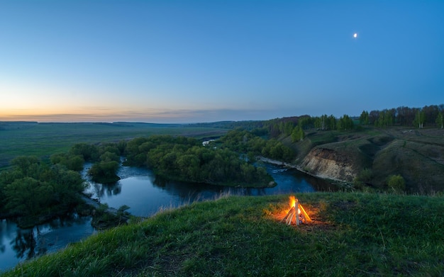 Photo hill city tree stone river