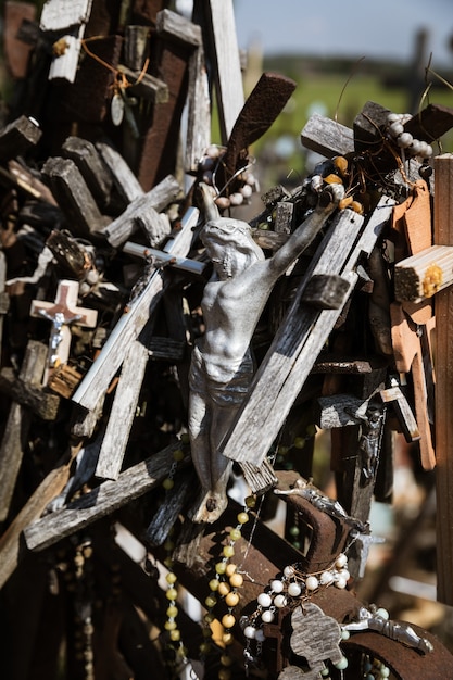 Hill of Crosses is een uniek monument van geschiedenis en religieuze volkskunst in Siauliai, Litouwen. Tekst op de kruisen in verschillende talen - O God, bescherm ons gezin, geef gezondheid.