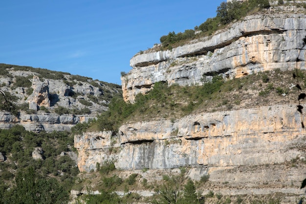 Orbaneja del Castillo、ブルゴス、スペインの丘と風景