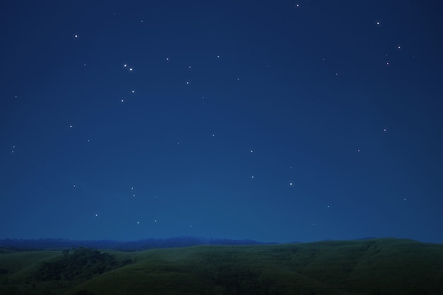 Вид на холмы на фоне ночной сцены