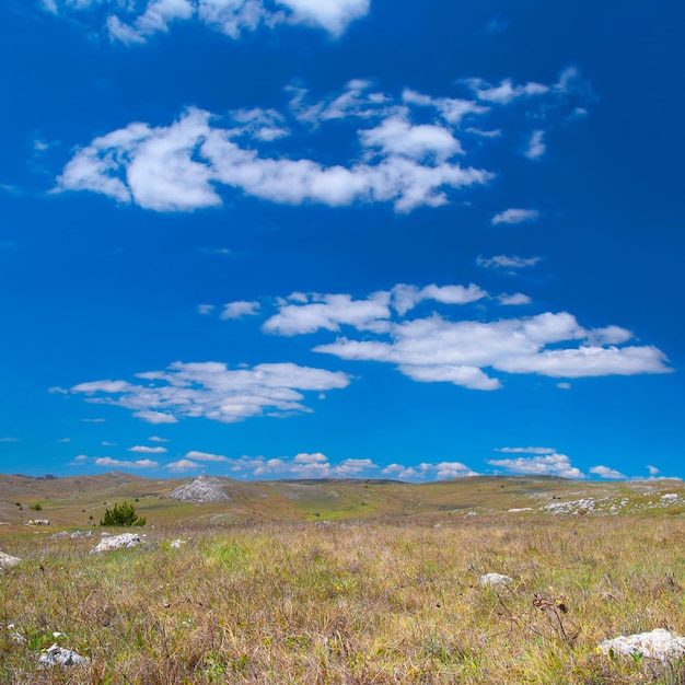 Foto colline con panorama di nuvole e cielo blu