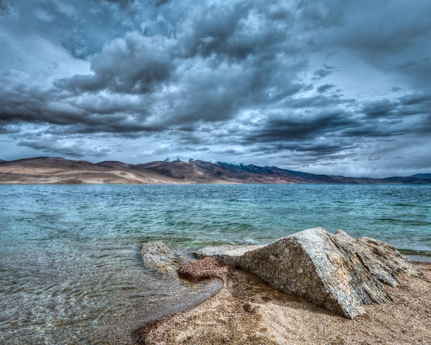 Himalaya berg meer in de Himalaya Tso Moriri Ladakh Jammu en Kashmir India