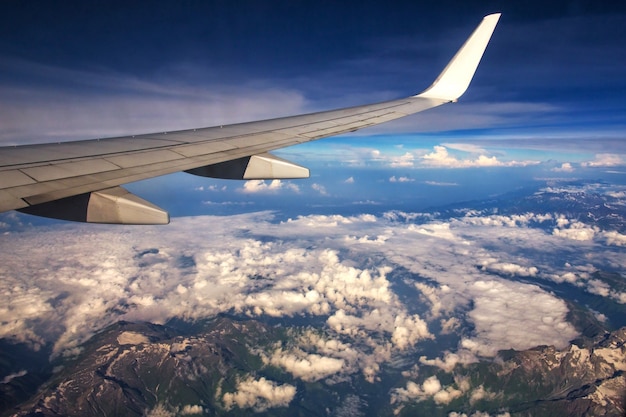 Himalaya-bergen onder wolken. Uitzicht vanuit het vliegtuig