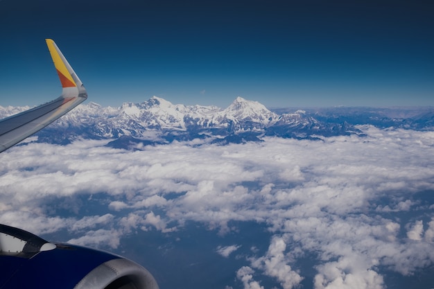 Himalaya-bergkam. Zet luchtfoto Everest van vliegtuig in de kant van het platteland van Nepal op