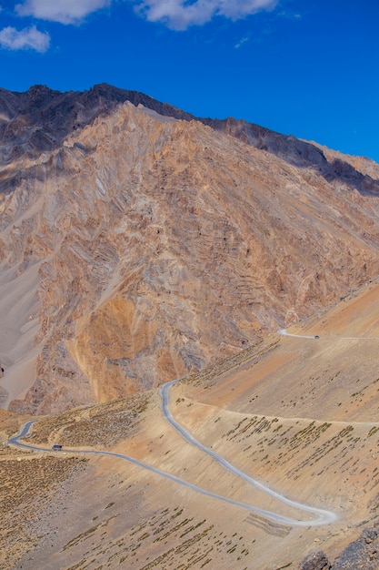 Himalaya berglandschap langs Leh naar Manali snelweg in India. Majestueuze rotsachtige bergen in de Indiase Himalaya, Ladakh, Jammu en Kasjmir regio, India. Natuur- en reisconcept
